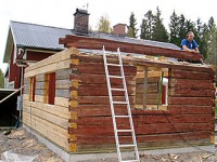 BILD 1: Det här gamla huset med haklaxknutar har reparerats och byggts ihop med boningshuset.