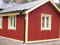BILD 2: Boningshuset är också ett timmerhus som klätts med panel. Utbyggnaden panelslogs därför på samma sätt. Allmänninge, Valbo.